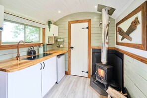 Dipple Farm Shepherd's Hut, Woolfardisworthy - Host & Stay