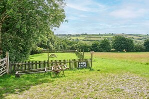 Dipple Farm Shepherd's Hut, Woolfardisworthy - Host & Stay
