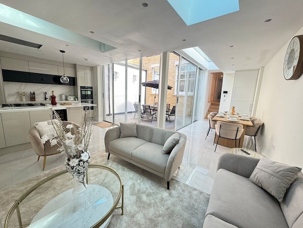 Living Room / Lounge