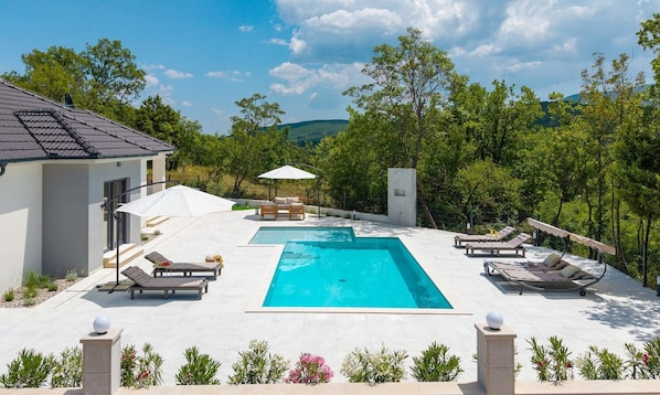 **Villa Angela – Ein modernes Familienrefugium mit privatem beheiztem Pool und Spaß für alle Altersgruppen**

