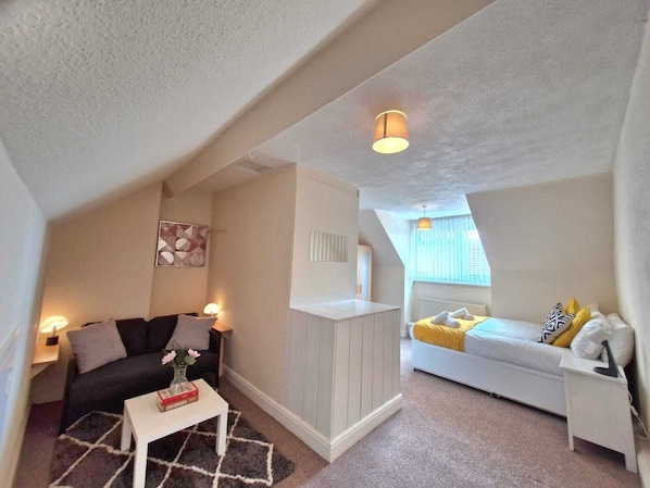 Deluxe Double with Seating Area