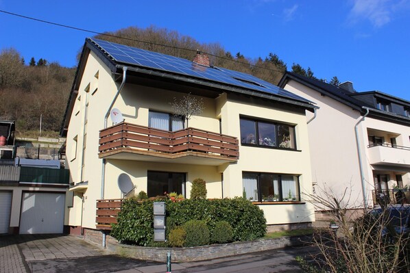 Außenseite Ferienhaus [Sommer]