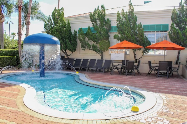 5 outdoor pools, pool umbrellas, sun loungers