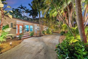 Private driveway and free parkin with plenty of spots for a hassle-free stay. 