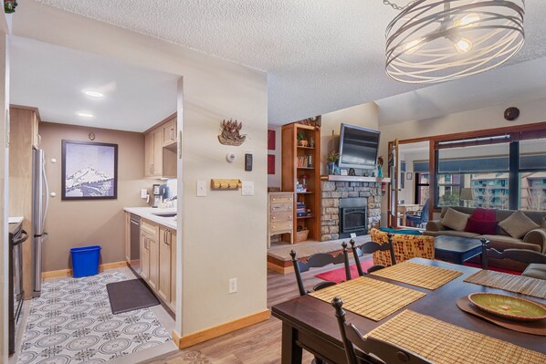 Home Decor, Furniture, Indoors, Living Room, Floor
