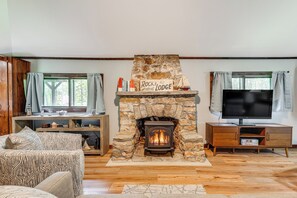 Living Room | Remote-Controlled Gas Fireplace