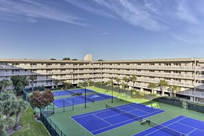 Hilton Head Resort | Tennis & Pickleball Courts | Golf Cart Service to Beach