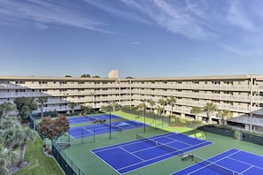 Hilton Head Resort | Tennis & Pickleball Courts | Golf Cart Service to Beach