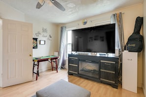 Living Room | Free WiFi | Smart TV | Electric Fireplace | Twin Cot