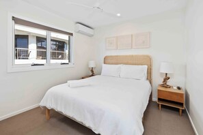 Bedroom with a queen-sized bed, ideal for a peaceful night’s rest.