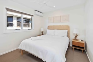 Bedroom with a queen-sized bed, ideal for a peaceful night’s rest.