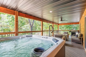 Outdoor spa tub