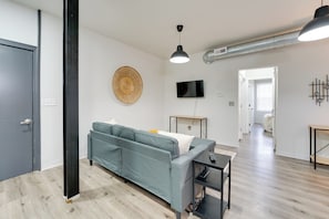 Living Room | Free WiFi | Central A/C & Heating | Smart TV