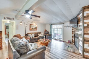 Living Room | Free WiFi | Central A/C & Heat | Smart TV