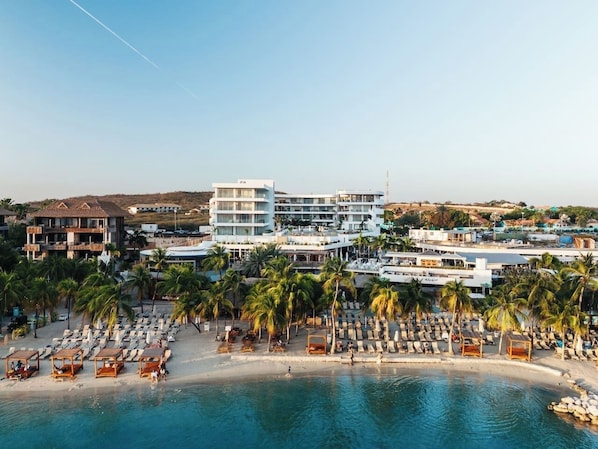 This is the view you dream about—white sand, swaying palms, and Mambo Beach’s vibrant energy just steps from your door. Paradise really does exist.