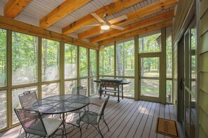 Inviting Screened in Porch with Blackstone Grill and Outdoor Seating