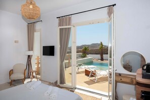 Bedroom offering direct access to the swimming pool area