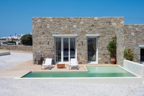 Exterior private pool– stone facade and clean lines highlight the Cycladic architecture