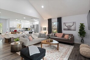 Living Room (624)