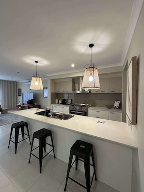 Fully equipped kitchen with breakfast bar