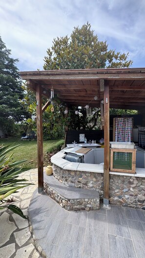 Outdoor spa tub