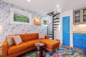 Bold & bright – Colorful space with retro vibes and cozy lighting.
