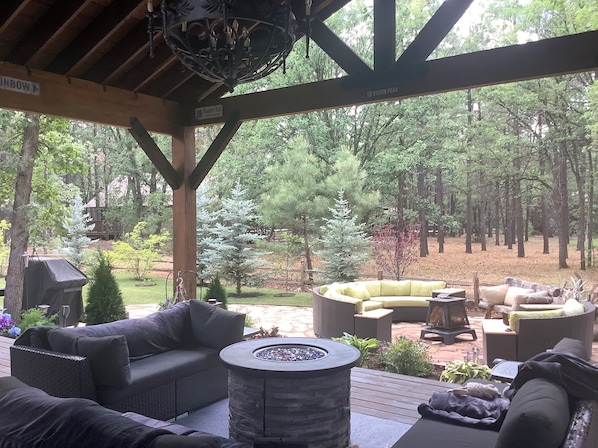 Enjoy a rain on the covered deck !