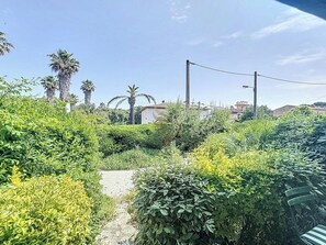 Jardin arboré avec accès à la plage de la Galiote à seulement quelques pas.