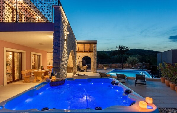 Swimming pool