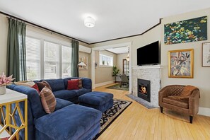 Cozy & Stylish Living Room with Fireplace and Smart TV-Perfect for Relaxing Evenings