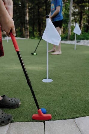 Patio putting green