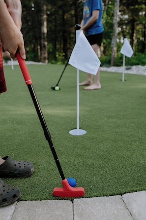 Patio putting green