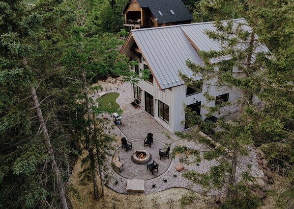 Outdoor living space, sauna, putting green, fire pit