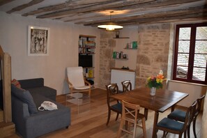 Séjour avec un canapé-lit.