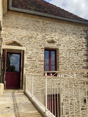Entrée du gîte via l'escalier de pierre (au rdc se trouvent les caves).