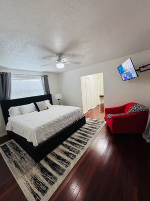 Master bedroom w/king bed