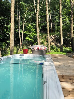 Outdoor spa tub