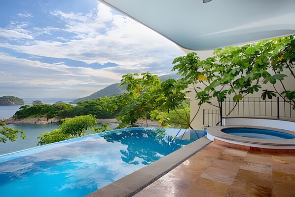 On site,Off site,Seating area,Coffee / tea facilities,Area and facilities,Balcony / Terrace,Garden,Natural landscape,Patio,Swimming pool,Location,View(from property / room),Garden view,Bird's eye view