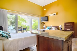 On site,Seating area,Area and facilities,Bed,Decorative detail,Photo of the whole room,TV and multimedia,Location,View(from property / room)