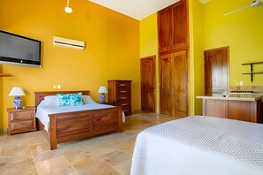 On site,Seating area,Area and facilities,Bed,Decorative detail,Photo of the whole room,TV and multimedia,Location,View(from property / room)