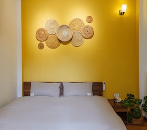 Sleep deeply in a king-sized bed with cooling/ heating AC