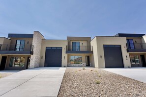 Holiday H2 is part of the master planned community of Catori. If you are traveling with a larger group, consider Holiday H3 and Holiday H5 as well.