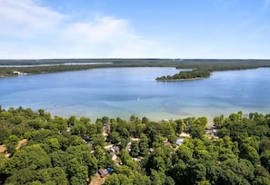 Public access and a boat launch to Green Lake minutes away.