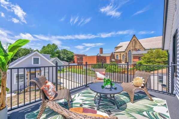 🌿 Alfresco Moments You’ll Love
Start your day with fresh air or end it under the stars. Sip, chat, and watch the world go by from this inviting balcony overlooking charming rooftops and the beautiful historic St. Stephen’s Church next door.
