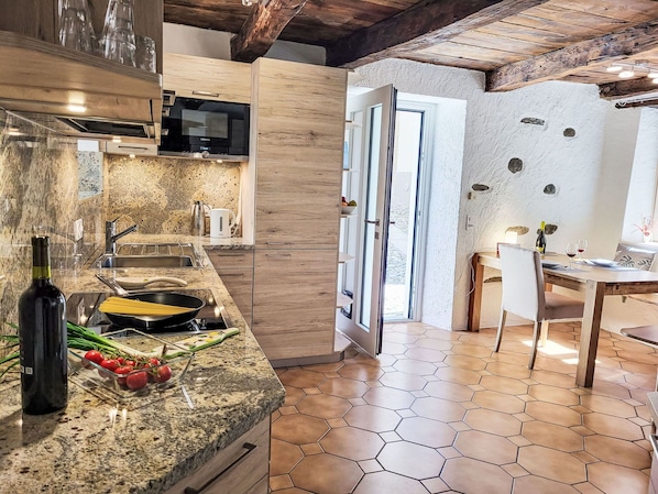 Möbel, Flooring, Countertop, Interior Design, KĂŒche, Holz, Fussboden, Zuhause, KĂŒchengerĂ€t, Stuhl
