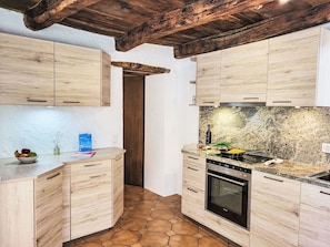 Holz, Flooring, Countertop, Cabinetry, Fussboden, Interior Design, KĂŒche, Möbel, KĂŒchengerĂ€t, Holzbeize