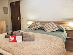Bett, Möbel, Schlafzimmer, Bedding, Bettdecke, Interior Design, Fussboden, Flooring, Holz, Linens