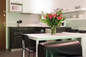 Breakfast table & kitchenette