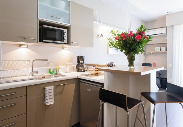 Kitchenette & counter