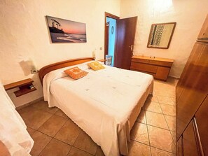 Ampia camera matrimoniale ideale per il riposo, arredata in stile classico con tutti i comfort essenziali. Un ambiente semplice, silenzioso e perfetto per ricaricare le energie.
